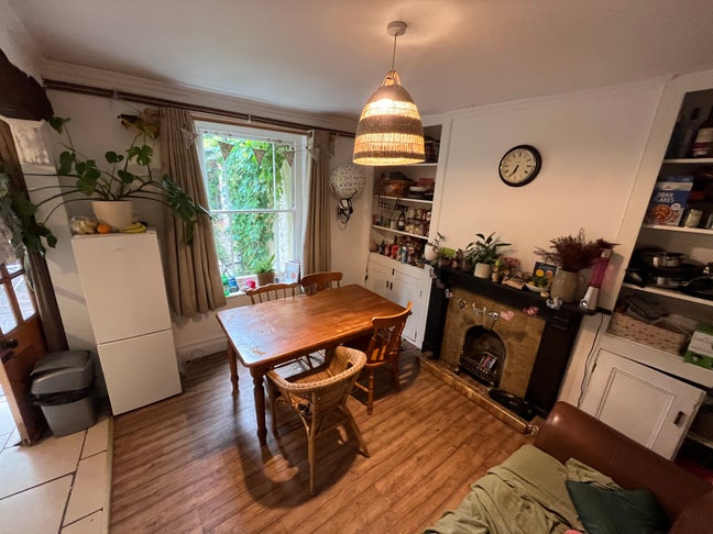 3 Double Rooms Available in a Cosy Home Main Photo