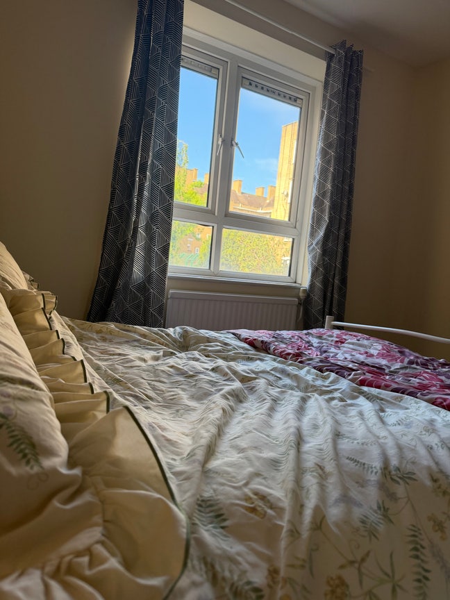Bright double bedroom to rent in N7 Main Photo