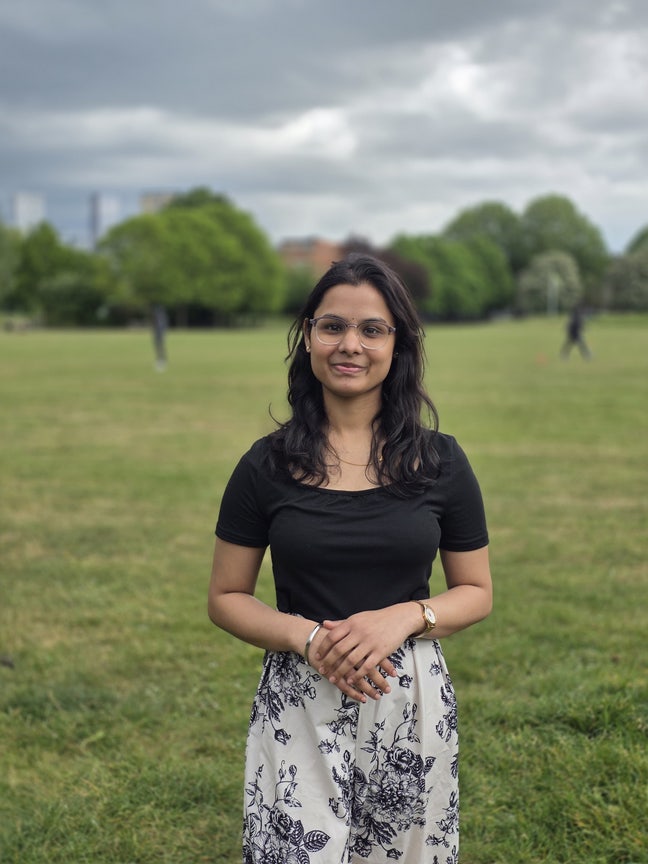 Hi, I am a 22-year-old professional on a Grad... Main Photo