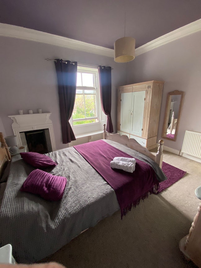 1 king-sized bed in King’s Park Main Photo