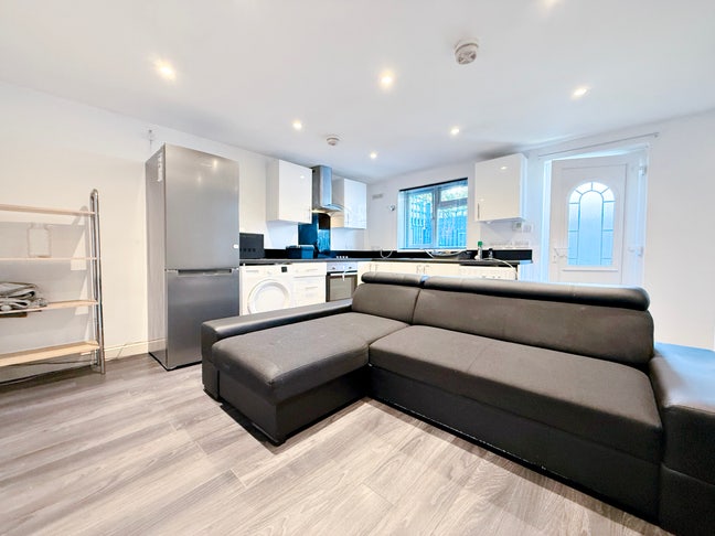 1 Bedroom Flat W/ Private Entrance in Southall Main Photo