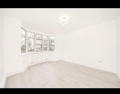 Large and Beautiful renovated room mitcham! Main Photo
