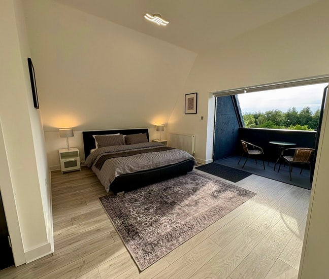 Spacious 4 bed property/ Close to Airport Main Photo