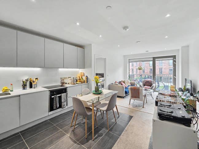 2 Bedroom 2 Bathroom Apartment in Salford Main Photo