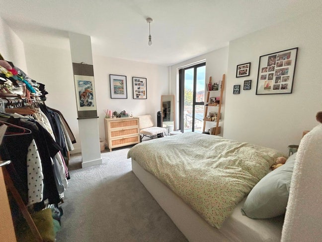 Double room available in 2 bed flat Colliers Wood Main Photo