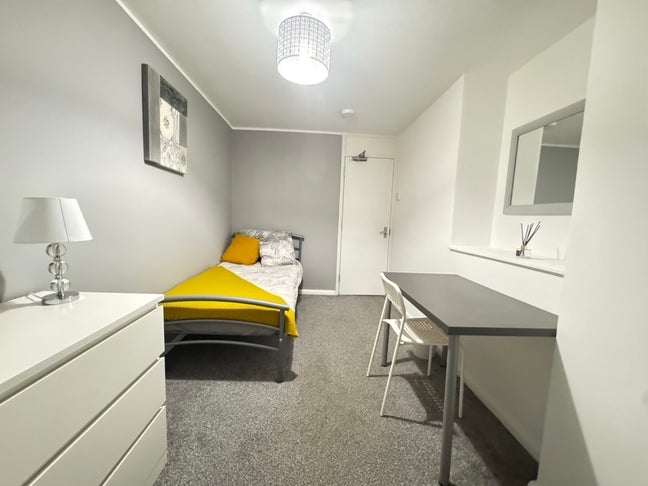 Bright single rooms in modern house Main Photo