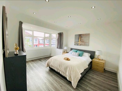 &pound;1̶3̶5̶0̶ Newly Renovated Spacious Double Ensuite  Main Photo