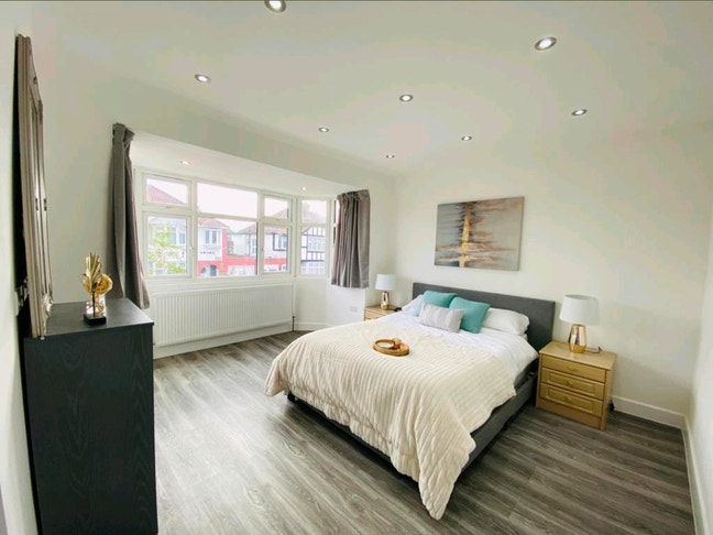 &pound;1̶3̶5̶0̶ Newly Renovated Spacious Double Ensuite  Main Photo