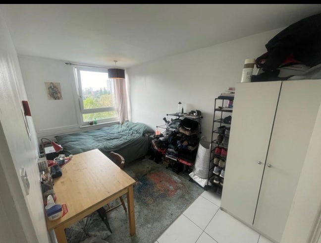 Lovely room for rent in 4 bedoom apartment  Main Photo
