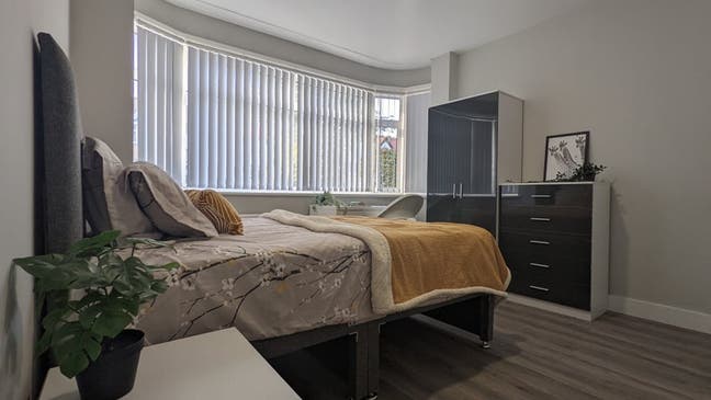 Modern En-Suite with a Kitchenette in Rayners Lane Main Photo