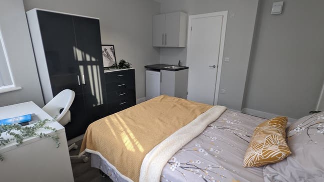 Modern En-Suite with a Kitchenette in Rayners Lane Main Photo