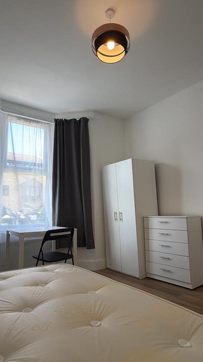 1 En-suite room, 1 Double Room, 2 Single Room Main Photo