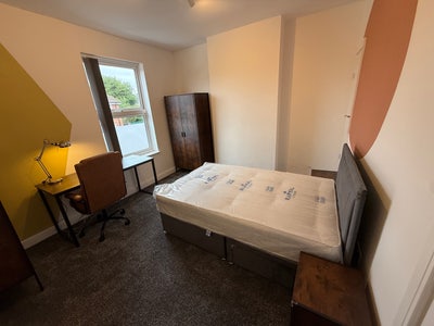 Spacious Double Room /Renovated /Bills incl. Main Photo