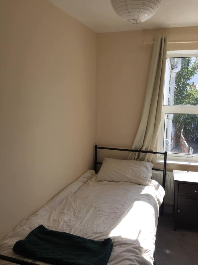 Single bedroom in house share Main Photo