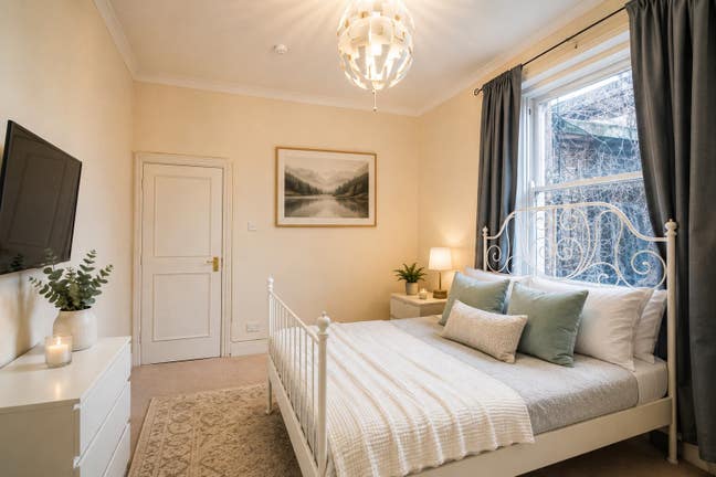 Stunning Top Floor double at Holland Park Gardens Main Photo