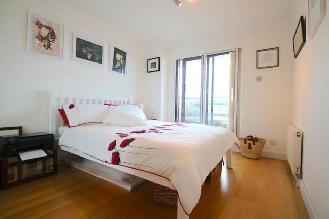 Bright Room Available with Pool, Gym and Sauna Main Photo