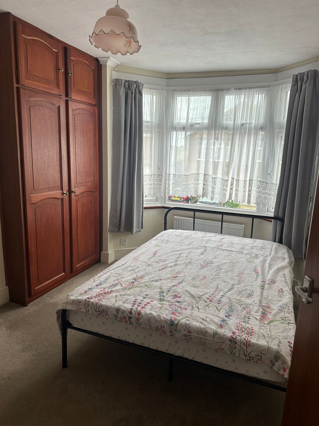 Spacious Double Bedroom - House Share Main Photo