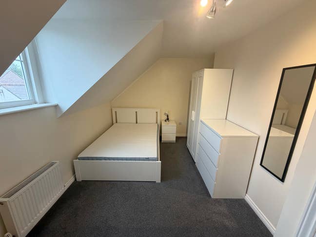 Double Room To Rent - Bills Included Main Photo
