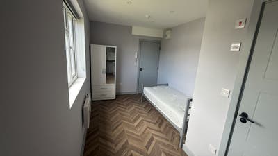DSS - Studio Flat Available in Surrey TW16 Main Photo