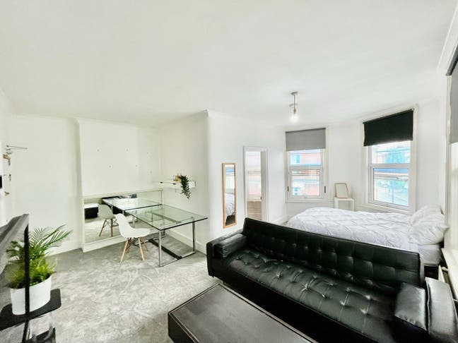 4 XXL Rooms in Top Floor - Jubilee Line Access Main Photo
