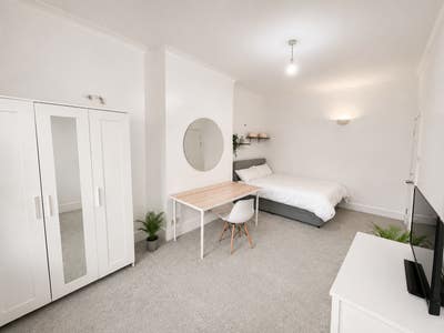 4 XXL Rooms in Top Floor - Jubilee Line Access Main Photo