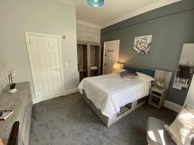 🚨City Centre En Suite / Custom Furniture🚨 Main Photo