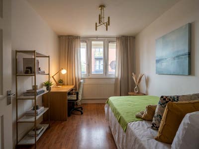 Double Rooms| E16 |Two Gardens & Superb DLR 🏡 Main Photo