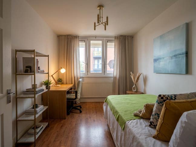 Double Rooms| E16 |Two Gardens & Superb DLR 🏡 Main Photo
