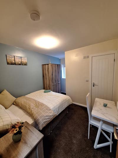 Ground Floor En-Suite Rooms in Central Leigh Main Photo