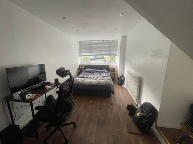 Spacious spare room in relaxed house share Main Photo
