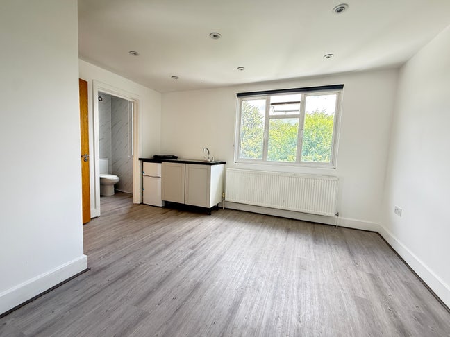 Rooms & Studio Flats Available - Wembley Park Main Photo