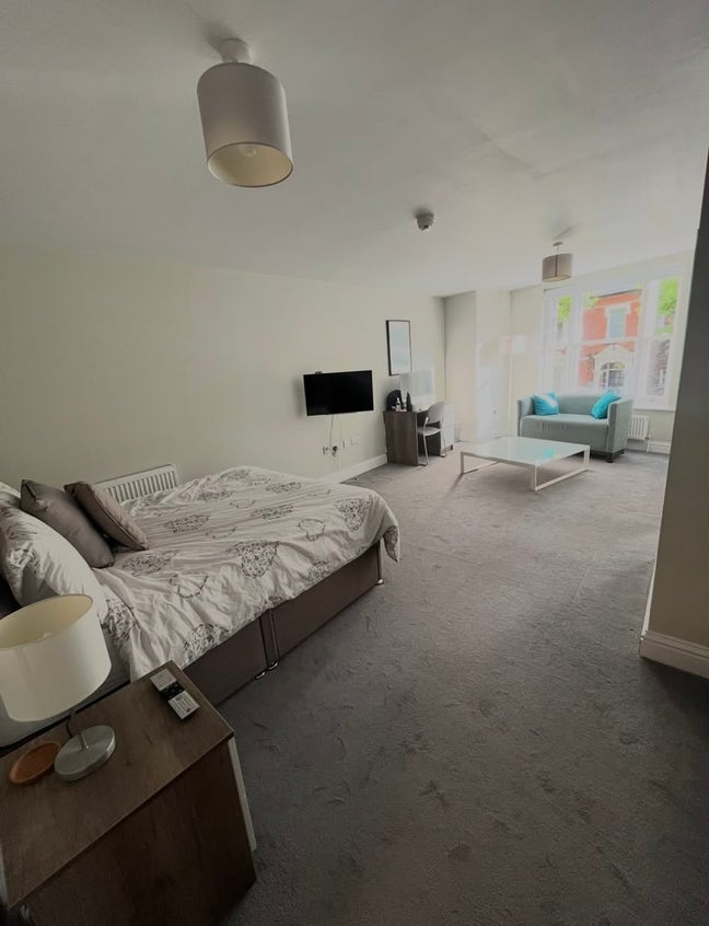 En-suite Large Room Main Photo