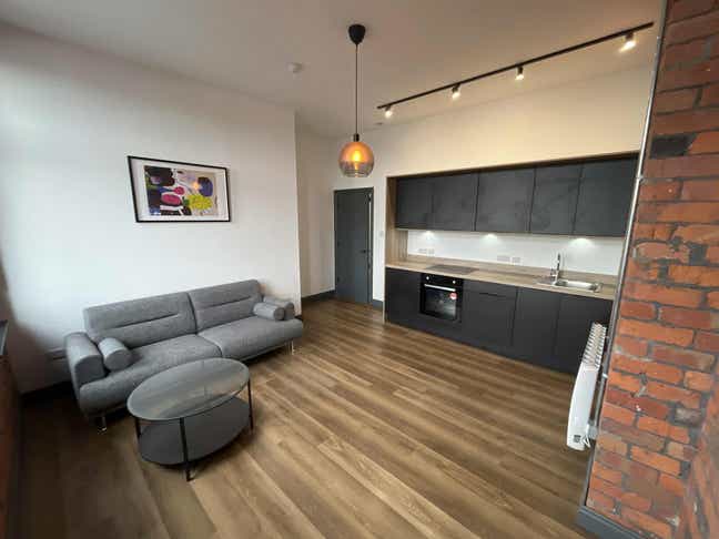 🧡 Stylish, Furnished 1-Bed Apartment, Town Centre Main Photo