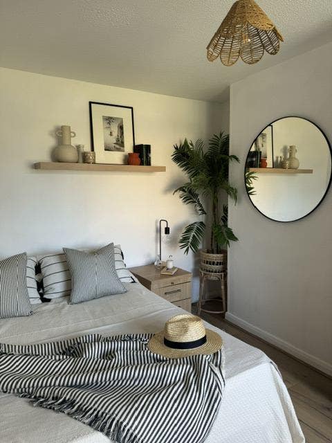 1 bedroom available in a 6 bedroom house Main Photo