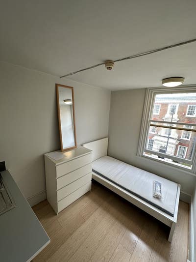 Stunning bright and airy double room in Stokie Main Photo
