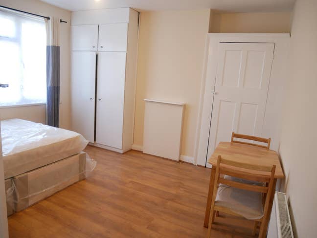 Double Room Available in Acton, W3 Main Photo
