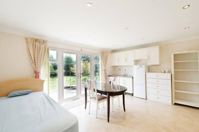 A furnished annex in Worcester Park  Main Photo