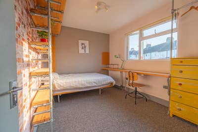 Large Double - Loft - Bills Incl - Avail 23 Aug Main Photo