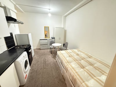 Studio Flat To Let in Tooting Broadway SW17 Main Photo