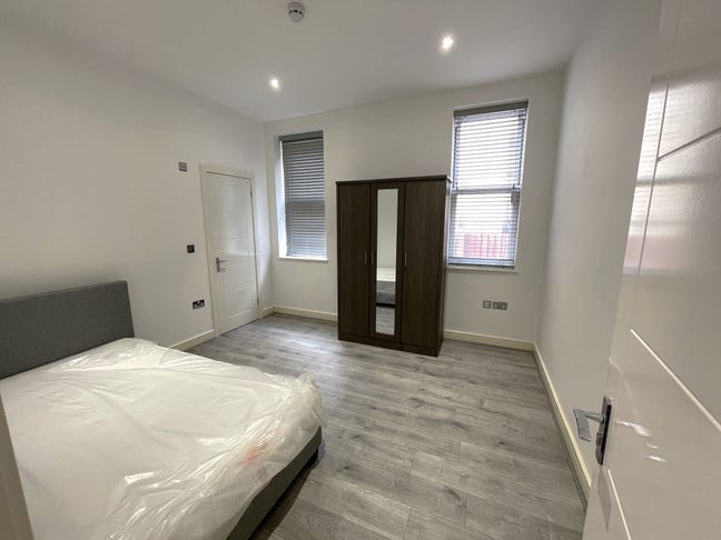 Modern Double Ensuite Room NN2 Main Photo