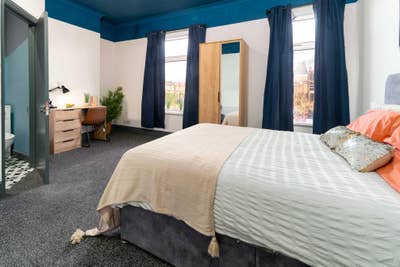 Bright & Spacious Ensuite Room | Bills Inc Main Photo