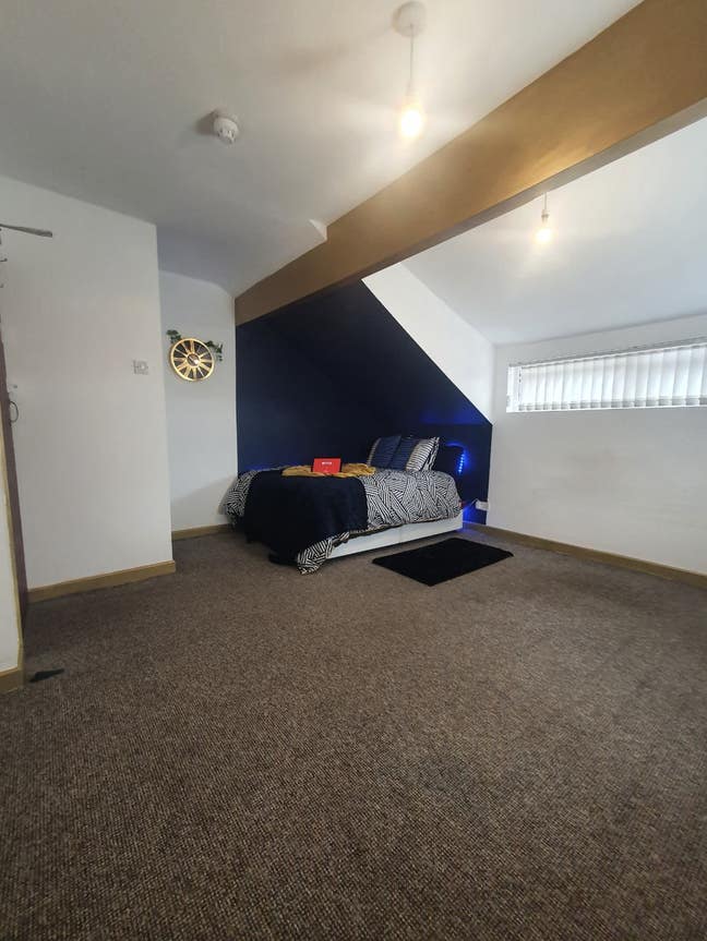 Spacious Room Is Victoria Park - Bills Included Main Photo