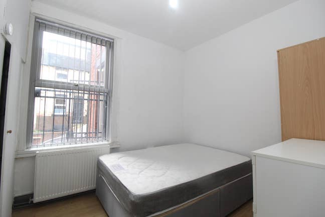 Room available in Hyde Park house Main Photo