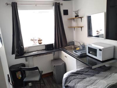 Your own floor of townhouse + own bathroom! Main Photo