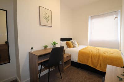 ✨ Newly Refurbished Double En‑Suite Room in M24 Main Photo
