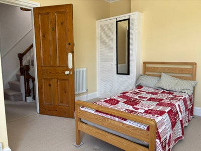 Large Double Room in Friendly, Relaxed Home  Main Photo