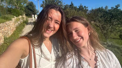 Two Norwegian student girls looking for housing Main Photo