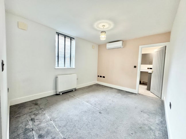 Flat 2, 39A Railway Street Chatham, ME4 4RH Main Photo