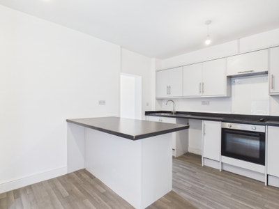 Well-presented and spacious 3-bed end-terrace home Main Photo