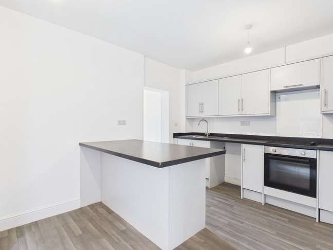 Well-presented and spacious 3-bed end-terrace home Main Photo